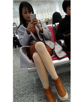 4k-高铁站候车室拍摄肉丝美腿漂亮美眉