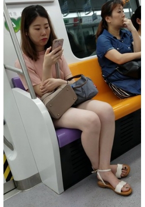 4K – 街拍粉色T恤便利贴女孩 [870 MB/MP4]