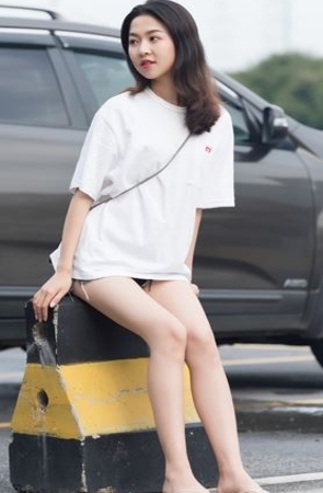 白衣热裤女孩(47P)