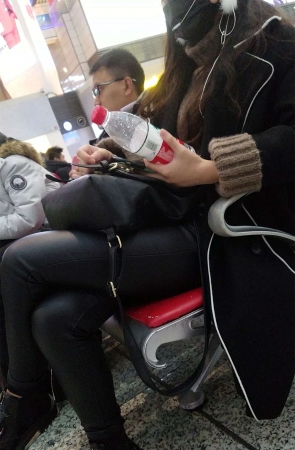 车站拍摄黑色紧身皮裤口罩妹子