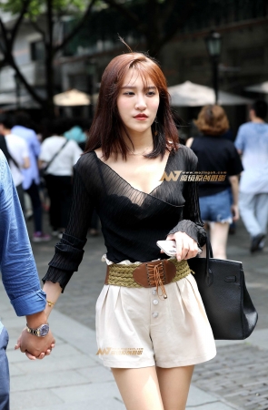 透视装少妇吃下午茶