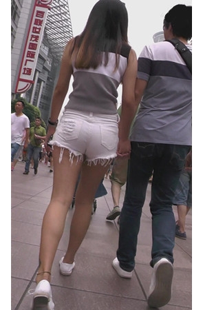 白色热裤裸腿美女