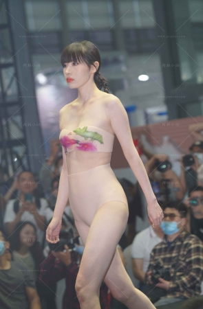 无痕内衣模特走秀