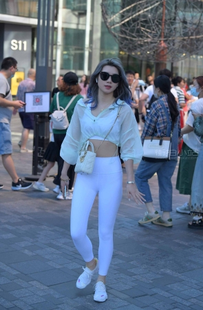 白色瑜伽裤妹子