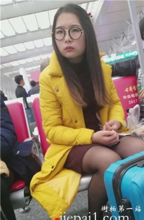 4k-高铁站候车室拍摄清纯美腿可爱小萌妹