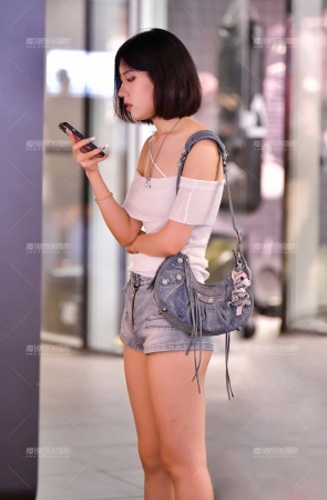 白皙高挑热裤美女