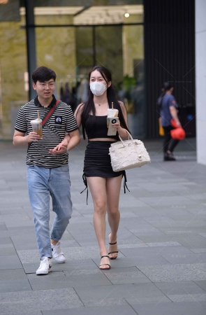 街拍美腿黑色短裙美眉