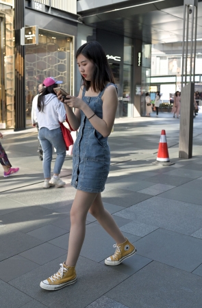 牛仔连衣裙小姐姐的腿很美