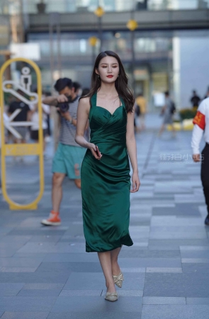 搭讪墨绿色长裙美女