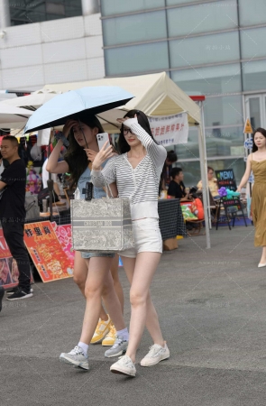 条纹衣服白热裤眼镜妹