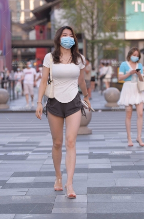 丰满的热裤大白腿美女