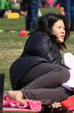 街拍成熟的短丝女子