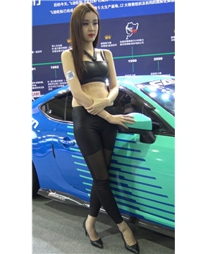 4k视频，高颜值甜美皮裤长腿车模 [3.59 GB]