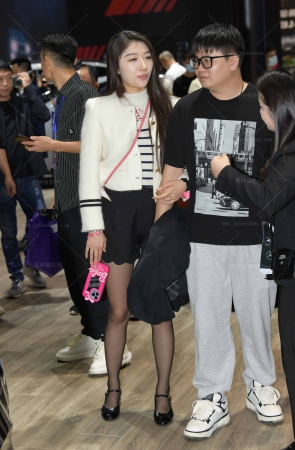 241121-11=60√美腿女友，爱穿黑丝 10P