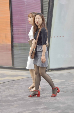 红色凉高美女