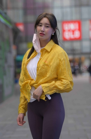 搭讪街拍黄色衬衫女孩