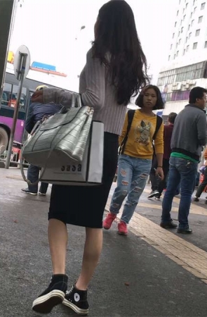 大白腿黑色短裙美女