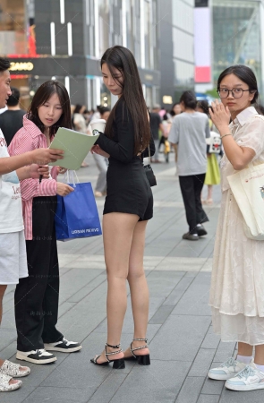 美腿黑色热裤小姐姐
