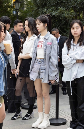 241010-5=59 时装周拍摄高颜值的上戏女演员 7P