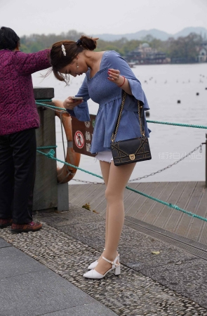 这是在拍自己的高跟鞋吗？