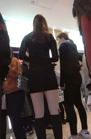 街拍皮衣美女的热裤这样穿