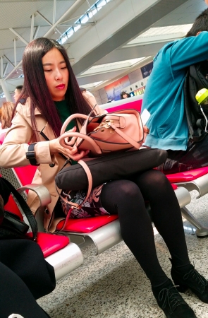 高铁站候车的黑色丝袜包臀裙长发少妇