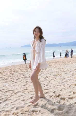 红石旅拍摄影作品 海边的白色比基尼长腿女孩
