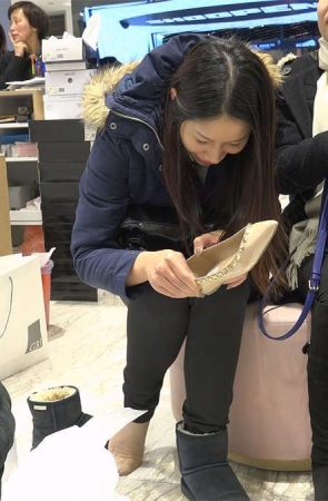 妹子试鞋把薄丝袜给脱了