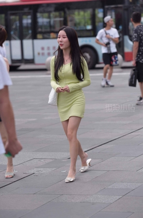 街拍短裙美女