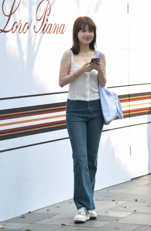 24428-11=63√紧身牛仔裤女生 12P