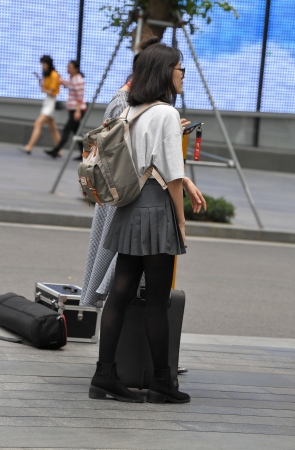 百褶裙黑丝四眼妹