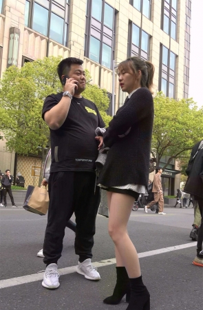 美女小姐姐穿上丝袜的美腿完全看不出