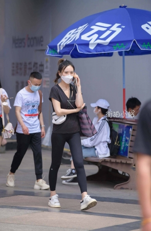 黑色紧身裤美眉