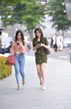 银白色高跟紧牛美女