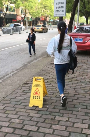 一个极品牛仔裤美女