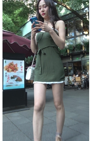 漂亮的白嫩美腿连衣裙美女 [961M/MP4]