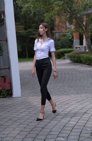 一只麋鹿摄影作品 黑色西裤美女