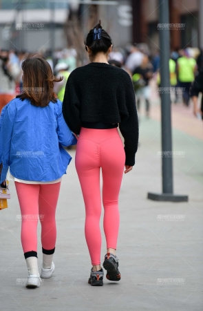 高挑粉红紧身裤美女