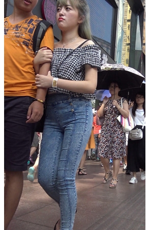紧身牛仔裤妹子