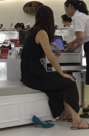 清纯款长身女孩，她的脚必须是双白晰的素足