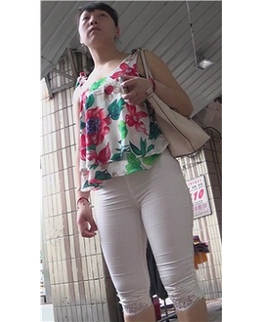 街拍肉臀白色紧身裤美少妇，花高跟更显韵味 [1.05 GB]