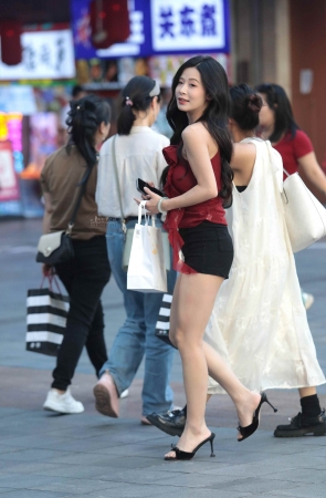 街拍高跟少妇