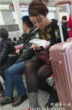 4k-候车室遇见黑丝长腿妹子。