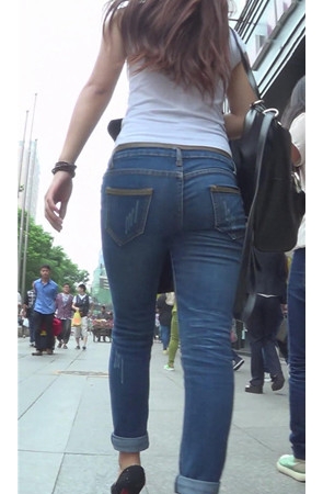 紧身牛仔长裤妹子