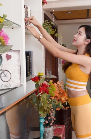 黄色紧身瑜伽裤小姐姐