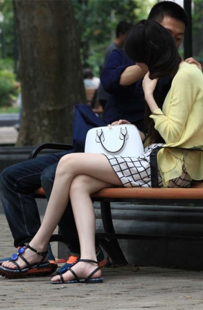 No176 俊俏女孩那么细的腿，那么白的脚