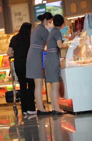 【街拍心灵】超市超薄肉丝街拍制服美腿