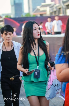 五官精致的紧身包臀裸背姐姐