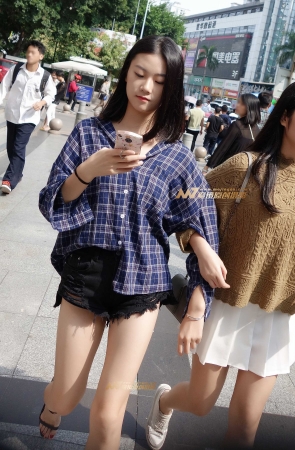 高挑热裤妹子