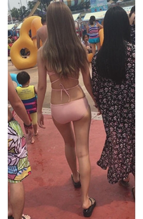 水上乐园几个不错的小姐姐